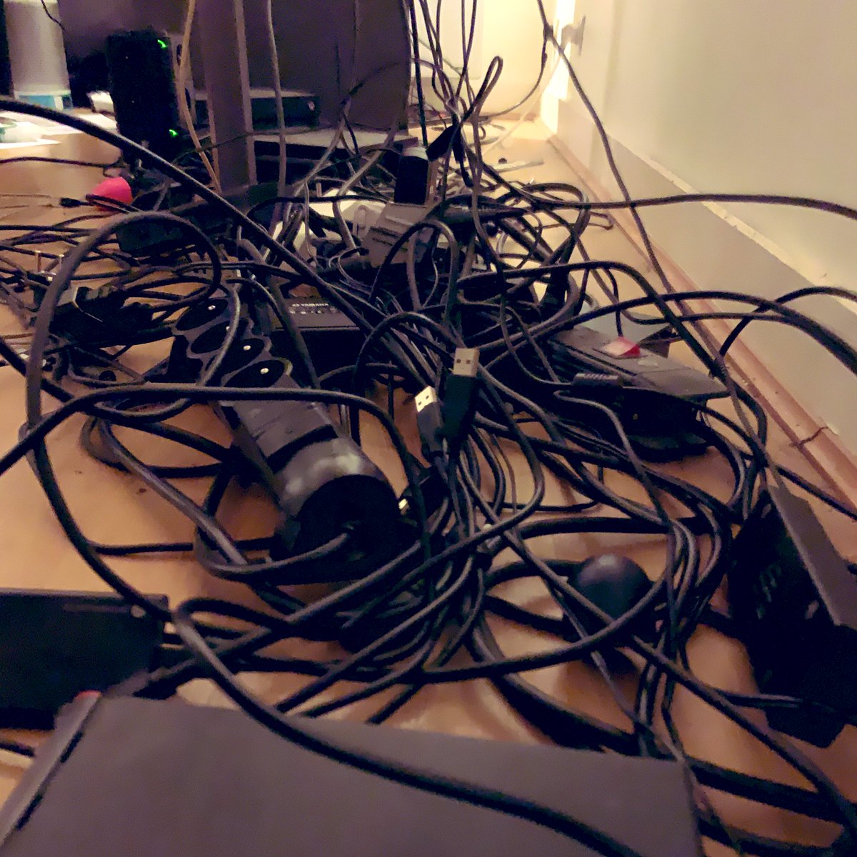 mistermv's tweet image. Je dédicace cette photo à tous les amoureux du cable management.