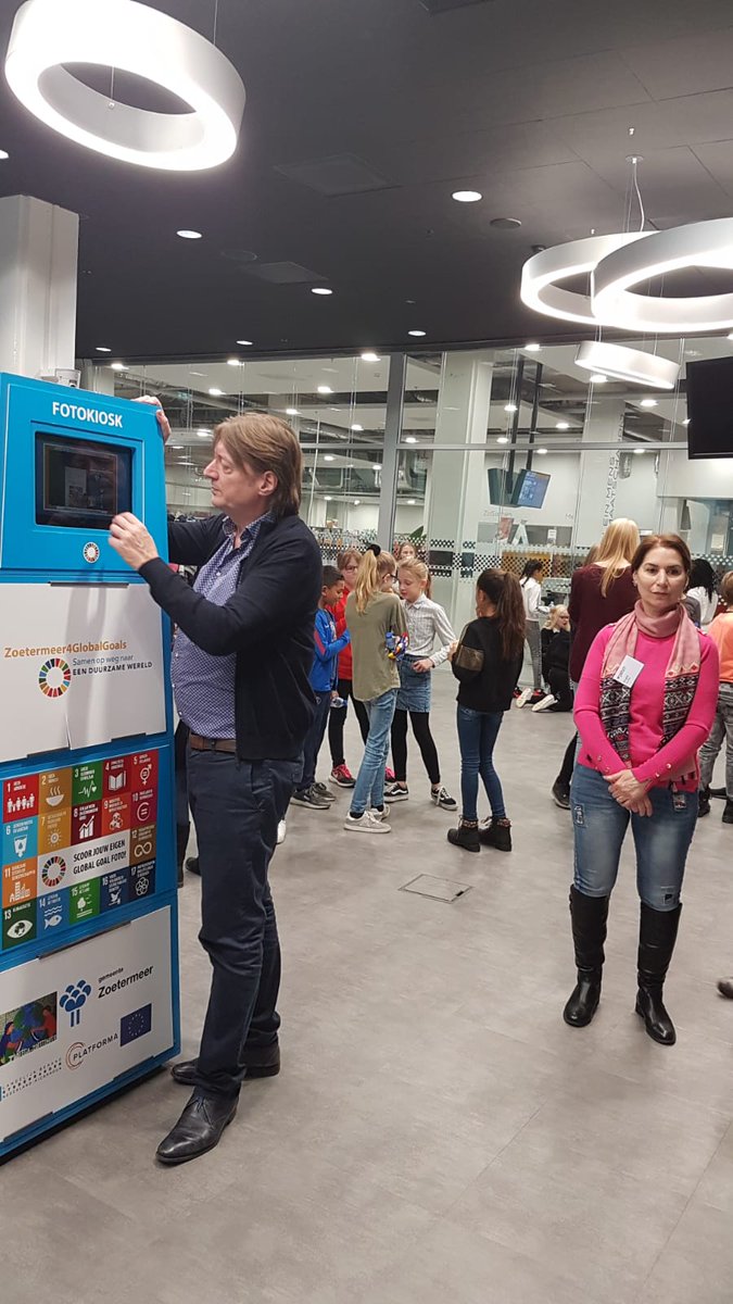 StedenbandenNic's tweet photo. Vrijdagochtend 29-11 in raadszaal 100 leerlingen @OBSHetPlankier #obsDaVinci +Plankier debatteerden #GlobalGoals ihkv #localsolidarity days of @Platforma4Dev .Jury bestond uit 3 raadsleden. LL gingen met hun GG2030 op foto. Top 3 keuzes: nr 13 (16×), 14 (10x) en 1-7(beide 9x). https://t.co/YLBYcO9LSu