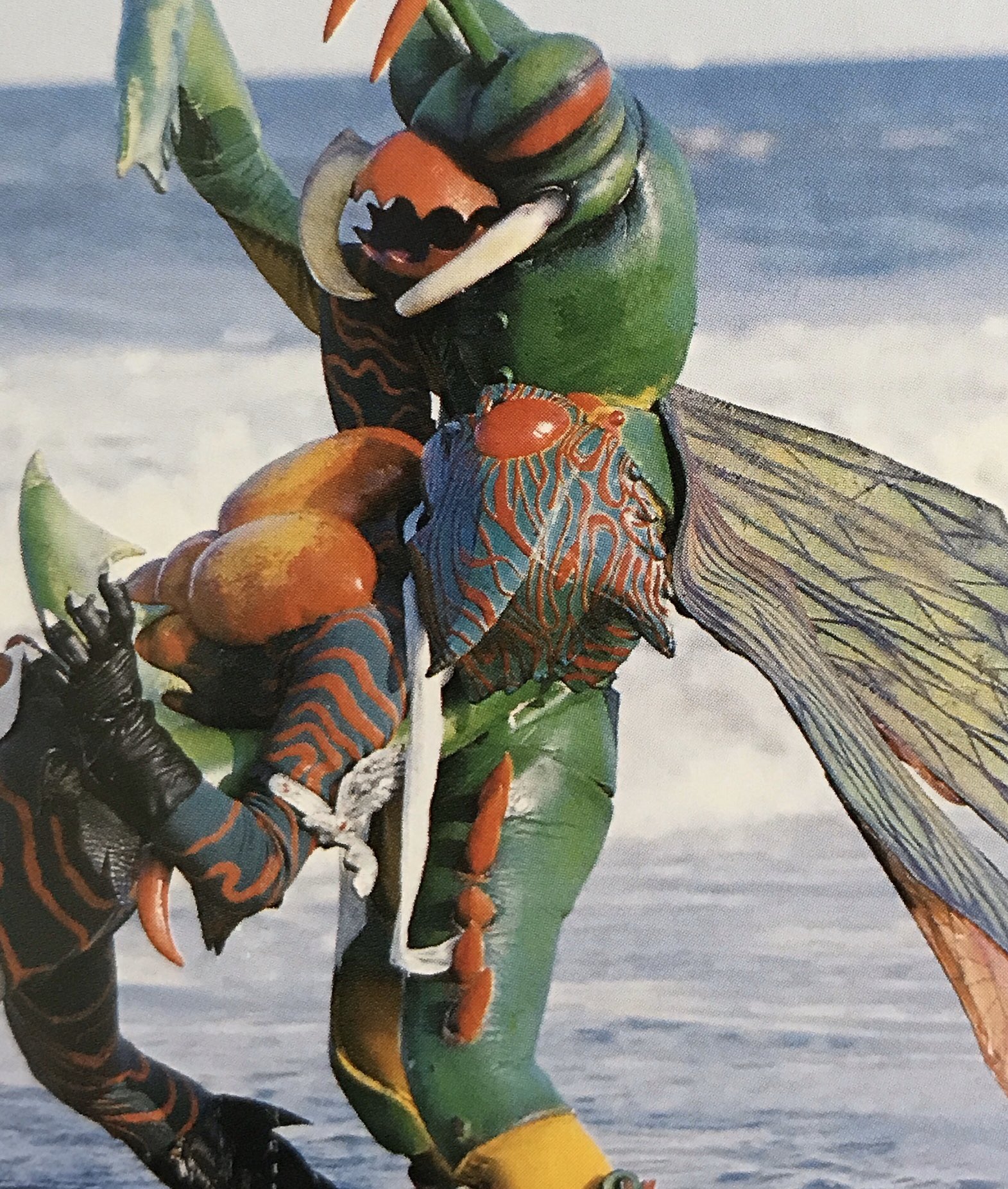 The雄 在 Twitter 上 仮面ライダーアマゾン 第3話 強くてハダカで速い奴 より カマキリ 獣人 両腕の鎌で切り付けて攻撃する 口から吐く白い泡は人間を麻痺させる効果を持つ 最後は大切断を連続で受け致命傷を負いそれでもアマゾンに立ち向かおうとしたが 力尽きて
