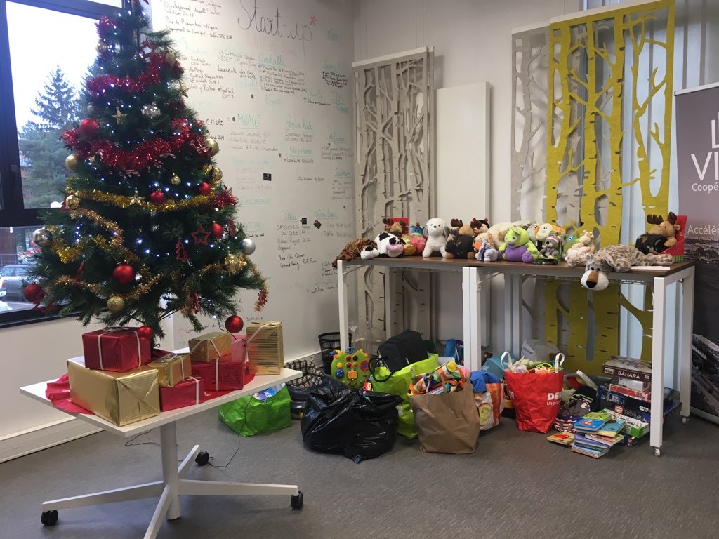 [#MarchéDeNoël] Un grand merci aux 20 entrepreneurs qui ont répondu présent 🎁🎅🏼🎄
Et grâce à votre générosité notre collecte de vêtements chauds et jouets a rempli le camion de l'association 👏👏 

#Solidarité #RSE #Merci #DesSouriresSousLeSapin