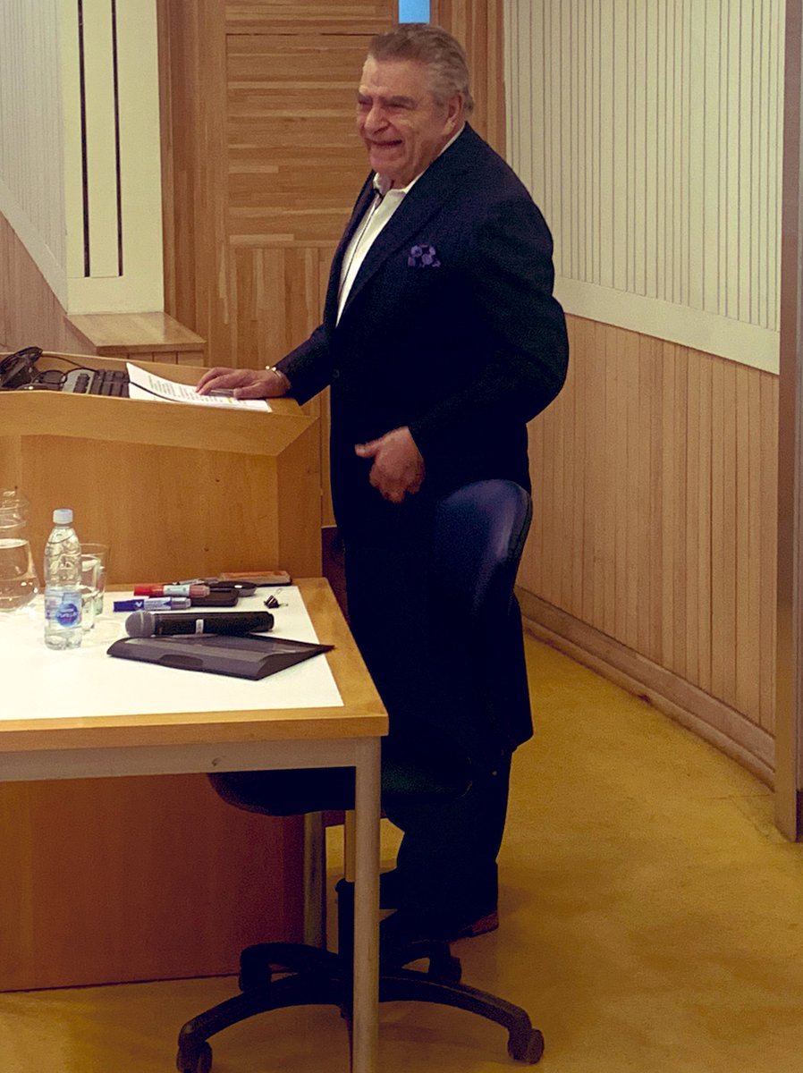 AriadnaSanahuja's tweet photo. Nos ha visitado esta mañana la leyenda Mario Kreutzberger, más conocido como Don Francisco al #multinationalmba #mmba para hablarnos de su experiencia de vida y compartir como construyó su marca personal. @ESADE @UAI_CL https://t.co/4PZYtdx95v