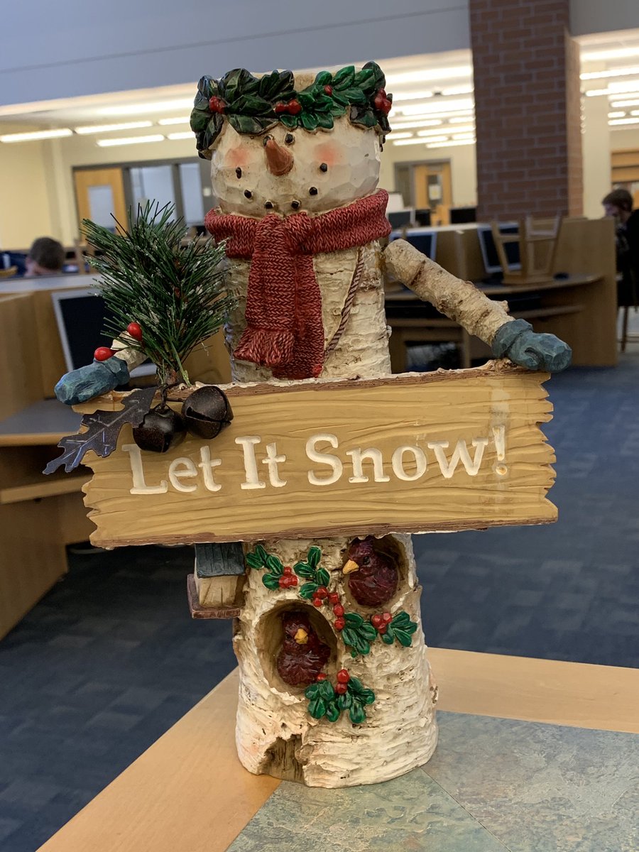 MarybethGallant's tweet photo. Put out the snowman totem this morning.  Let’s see if he has any magic left in him....❄️⛄️❄️ #snowintheforecast #snowdaydreaming #snowdaychatfan #hateshovelingthough https://t.co/COAnJMsBhn