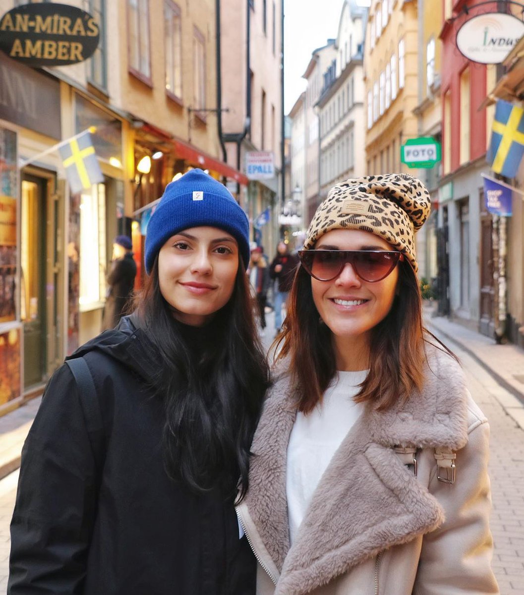 JuIiantinaNews's tweet photo. 📱 | mex_alex vía Instagram
'Las Swexicanas conquistando las calles de Gamla Stan 😎(yo creyéndome cool, usando lentes de sol los 5 min de luz que había)😏 #Swexico' https://t.co/FYRjwKd88h