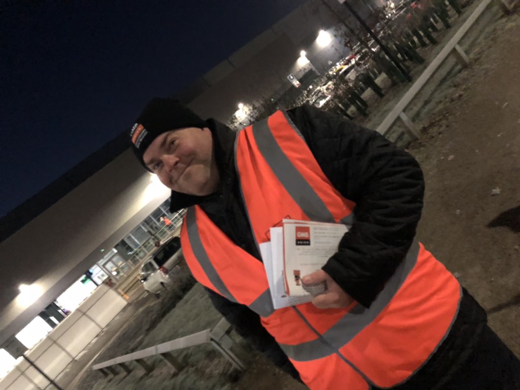 NGraysonGMB's tweet image. This is Nathan. Nathan is a @GMBLeicester activist. Nathan went out at 0530am to support #amazonworkers on 🥶 cyber Monday. Nathan fights for workers rights. Be like Nathan. Be awesome. @GMB_union @GMBMIDLAND #heartunions #amazonrespectyourworkers