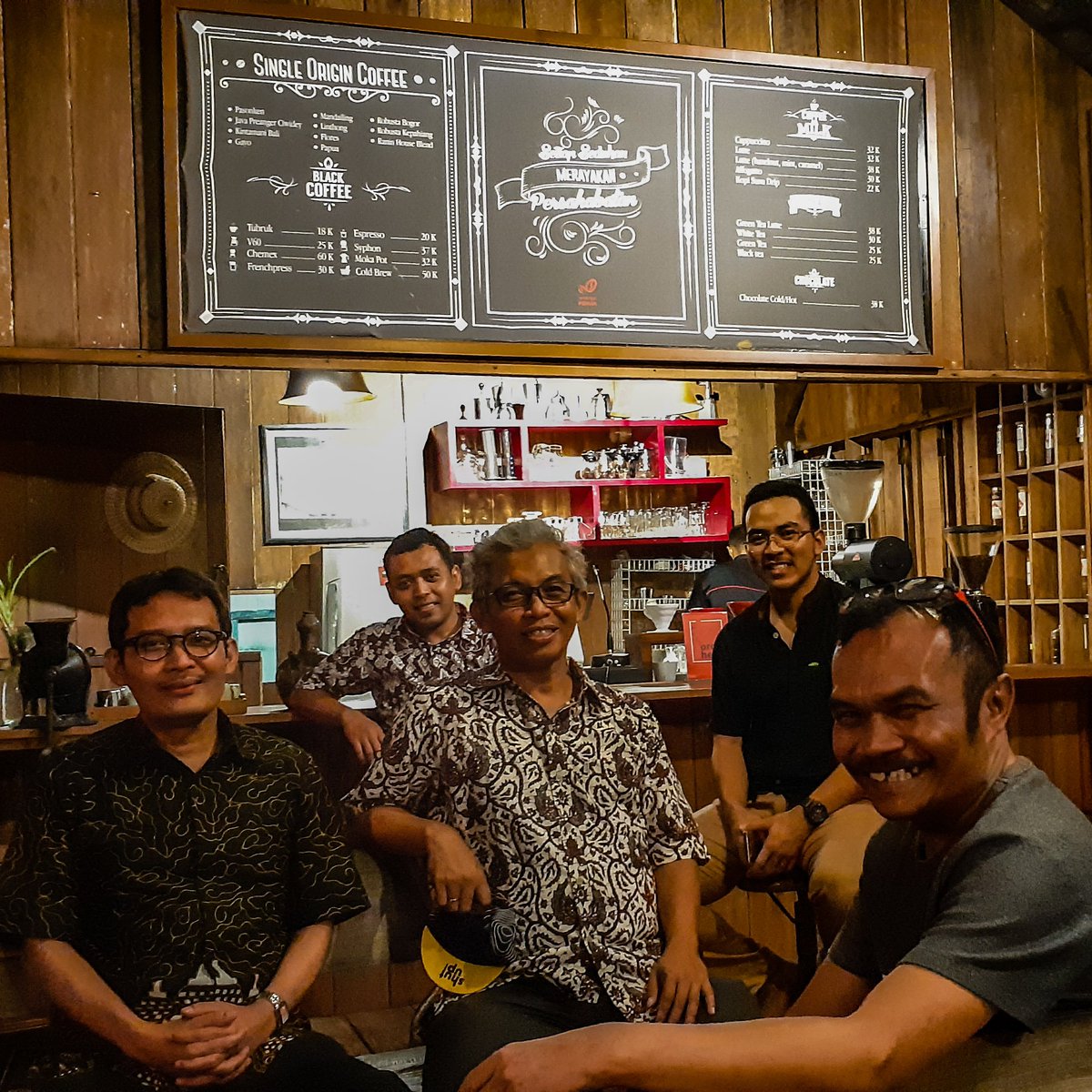 Terima kasih prof <a href="/AhmadErani/">Ahmad Erani Yustika</a> yang telah singgah sore smp malam tadi menikmati kopi dalam suasana sederhana di <a href="/ranincoffee/">Rumah Kopi Ranin</a>.