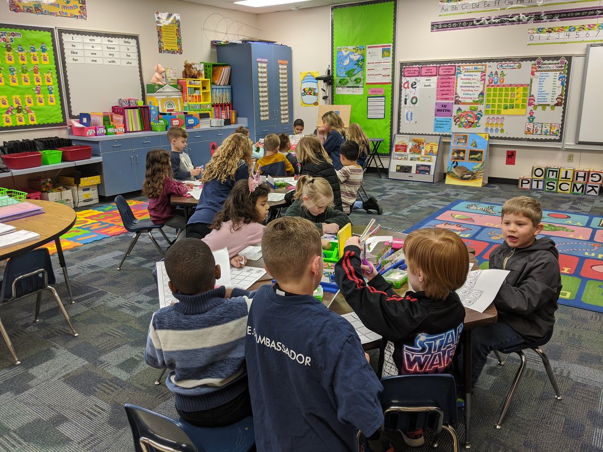 AllThingsEQ's tweet image. Mondays are more fun when the big kids come in to help!  #belonging #connections #leadership @AN_Rockets @AllThingsEQ