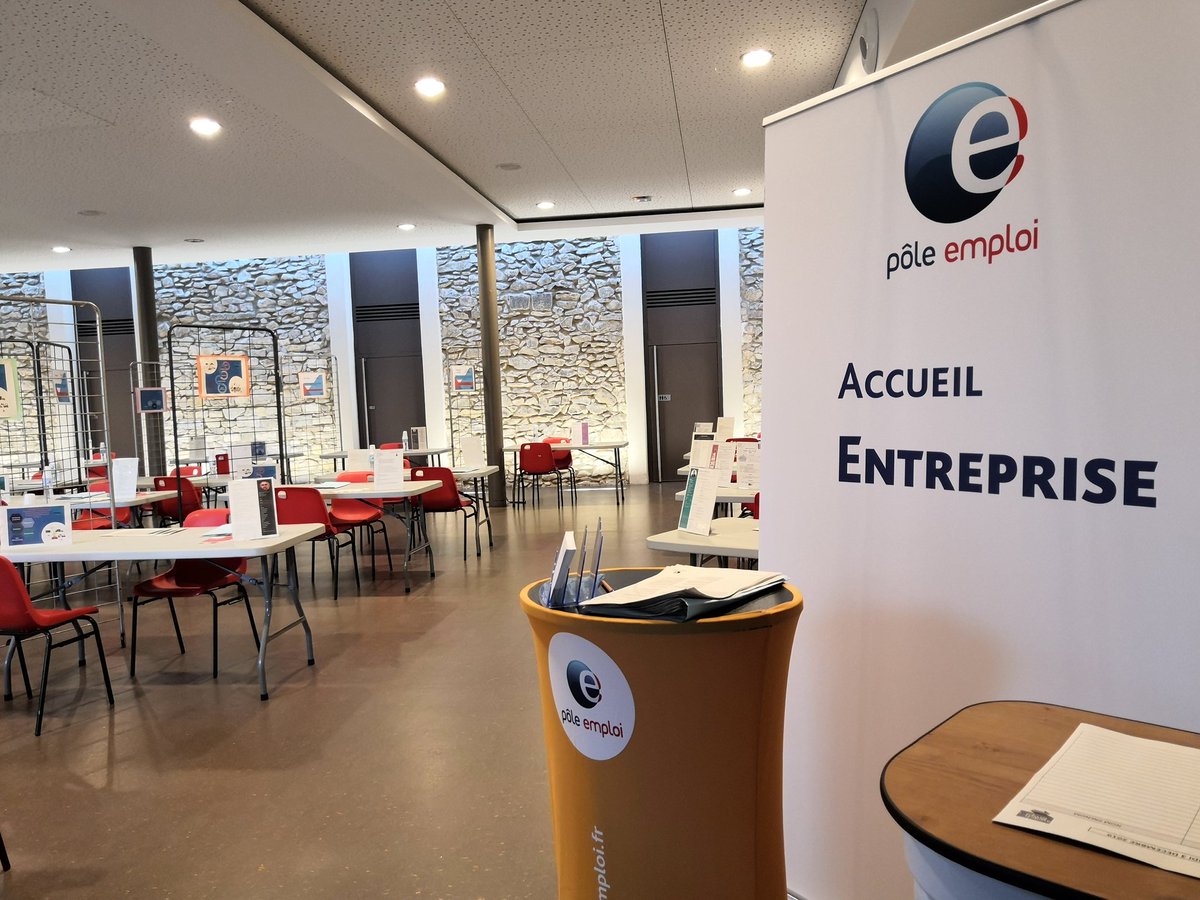 Tout est prêt pour le SWITCH'Emploi salle de la république à Vergèze dès 8h30 ce Mardi 3 décembre. 30 demandeurs d'emploi préparés pour ce forum inversé, tous secteurs confondus ! Il ne manque plus que vous👋🏻 venez nombreuses!! #avecpoleemploi #recrutement #innovation