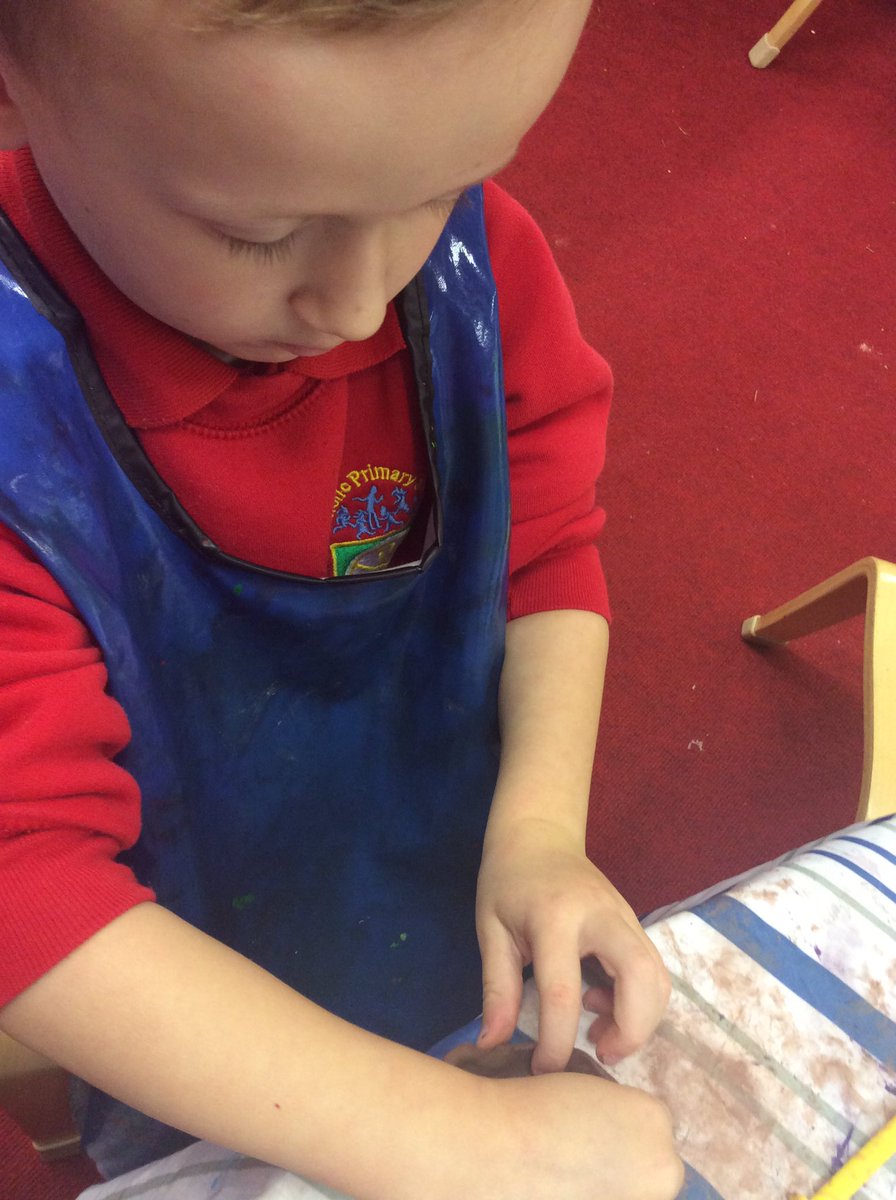StSavioursPri's tweet image. As we enter the season of Advent, FS2 have been making clay candle holders. Once dry, we will be using the symbolic colours of pink and purple to decorate. #EYFS #ExploringMedia