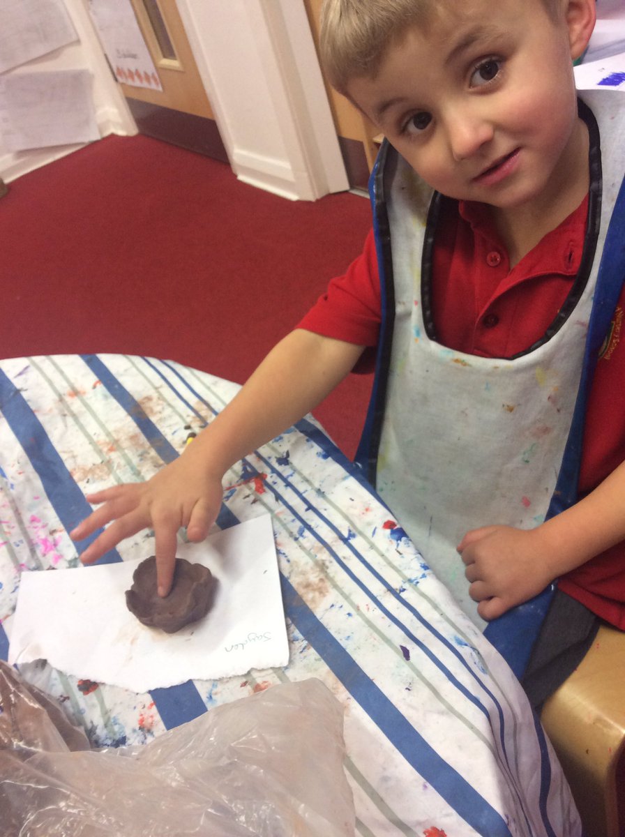 StSavioursPri's tweet image. As we enter the season of Advent, FS2 have been making clay candle holders. Once dry, we will be using the symbolic colours of pink and purple to decorate. #EYFS #ExploringMedia