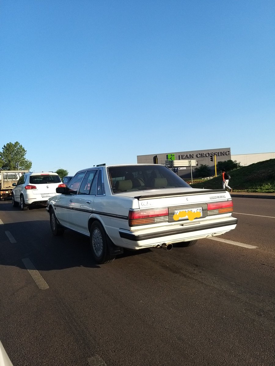 vercingetorics's tweet photo. The Cressida GLI-6 was once Toyota's top-of-the-line model. Kitted with a 3 litre automatic transmission  engine, this car was way ahead of its its time. https://t.co/vBCyNb2iyg
