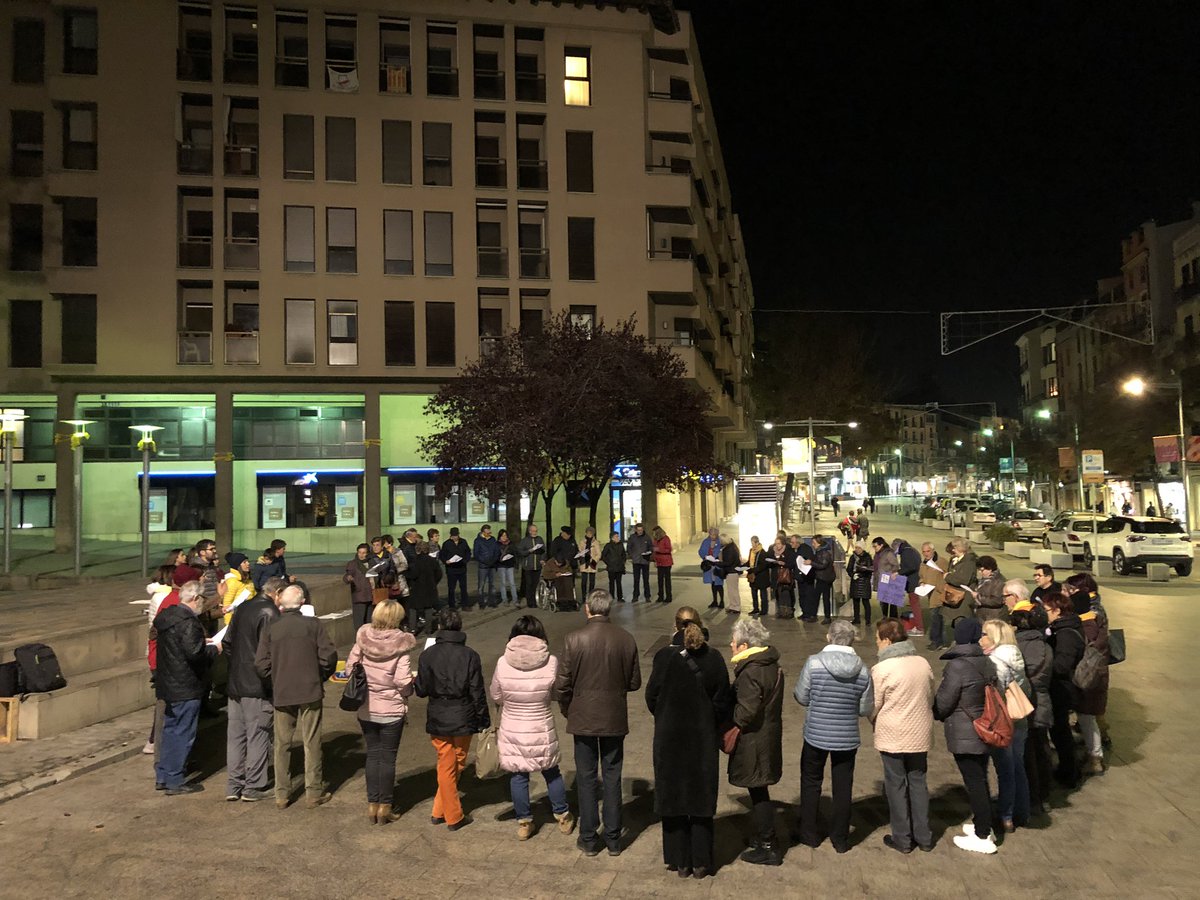 cantem_Vic's tweet photo. Per totes i tots els represaliats i com cada dilluns, avui tornarem a ser a la plaça del carbó. #Vic sempre present. #FreeThemAll #Independència https://t.co/WSuZ28KynL