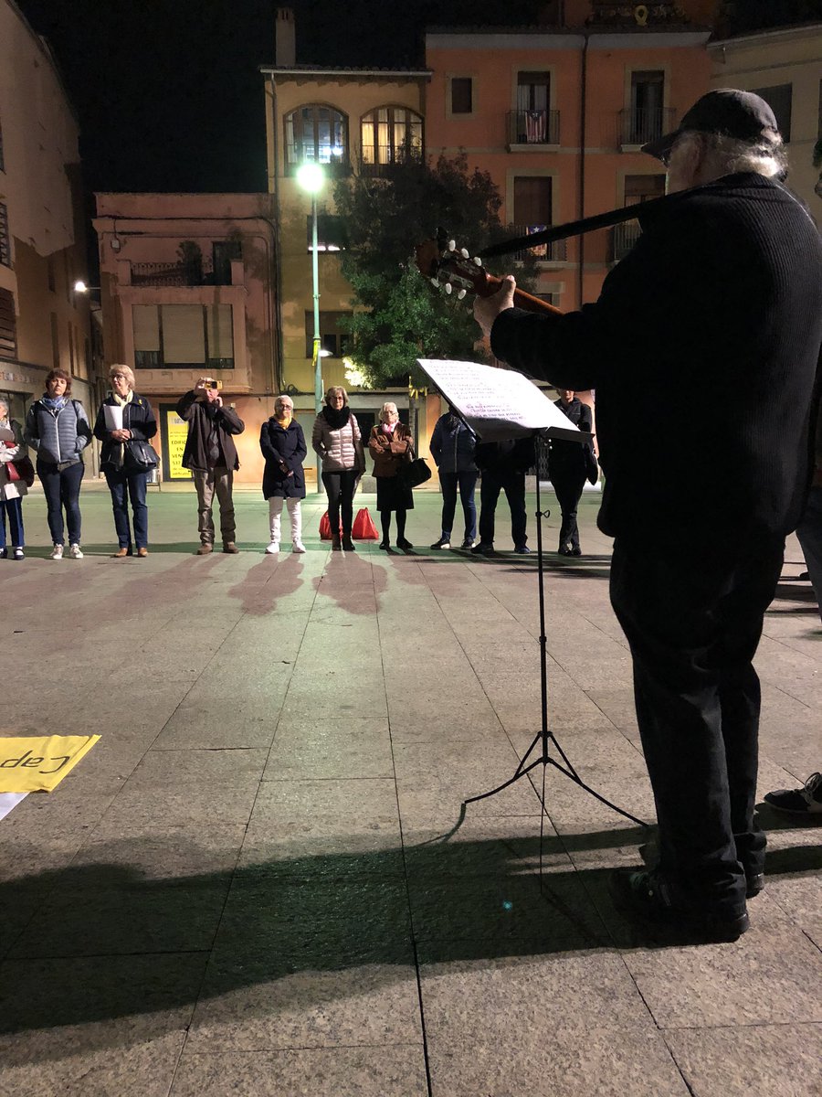 Per totes i tots els represaliats i com cada dilluns, avui tornarem a ser a la plaça del carbó. #Vic sempre present. #FreeThemAll #Independència