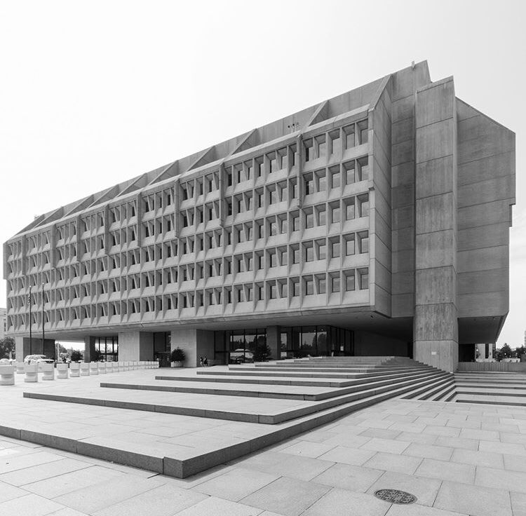#arquitectura
#MarcelBreuer

▪️Humbert H. Humphrey Building.
📍Washington, DC. 🇺🇸 

Arquitecto: Marcel Breuer | 1976

#BrutalMonday
