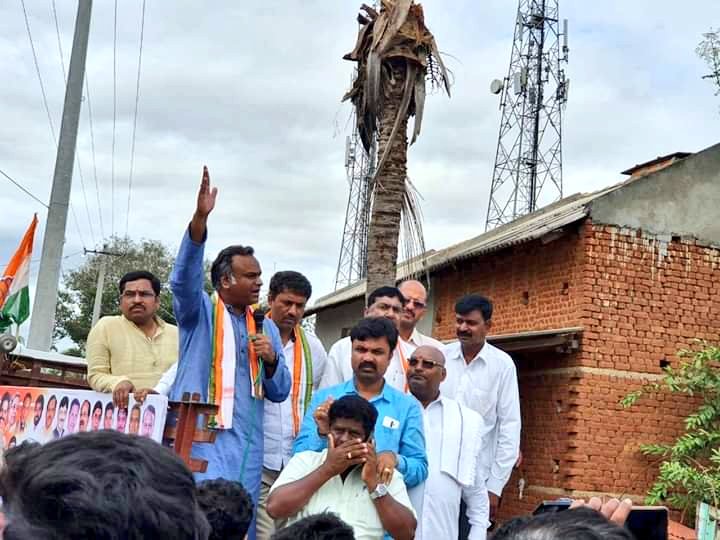 INCKalaburagi's tweet photo. ಹುಣಸೂರು ತಾಲ್ಲೂಕಿನ ಬನ್ನಿಕುಪ್ಪೆಯ ಸುತ್ತಮುತ್ತಲಿನ ಗ್ರಾಮಗಳು ಮತ್ತು ಹುಣಸೂರಿನ ಟೌನ್ ಭಾಗಗಳಲ್ಲಿ ಕಾಂಗ್ರೆಸ್ ಅಭ್ಯರ್ಥಿಯಾದ ಶ್ರೀ @HPManjunathINC ಪರ ಇಂದು ಮಾಜಿ ಸಚಿವರಾದ ಶ್ರೀ @PriyankKharge ಜೀ ಅವರು ಪ್ರಚಾರ ಕೈಗೊಂಡರು.

ರಾಜ್ಯದ ಜನತೆ ಅರ್ಹರನ್ನು ಬೆಂಬಲಿಸಿ,
ಅನರ್ಹರನ್ನು ಸೋಲಿಸುತ್ತಾರೆ ಎಂದು ನಂಬಿದ್ದೇನೆ ಎಂದರು. https://t.co/KmDrXXhF1s