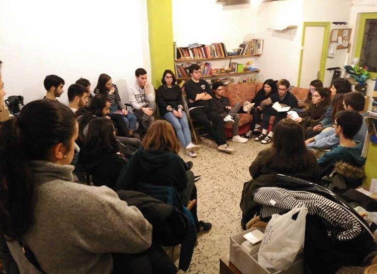 Asamblees's tweet photo. Esti vienres entamamos les xornaes del movimientu estudiantil "Formación y Folixa".
Llucha estudiantil y sindicalismu; feminismu y capitalismu; y una gran charra del nuesu compa Diego sobro sexualidá. 
Vamos facer más, pero esto ye un gran empiezu.
Siguimos. https://t.co/1cDSDf2qhM