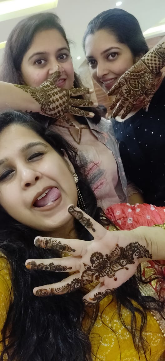 nijhon_simran's tweet photo. Mehandi lovers #MondayMood https://t.co/FtcWdoaqVp