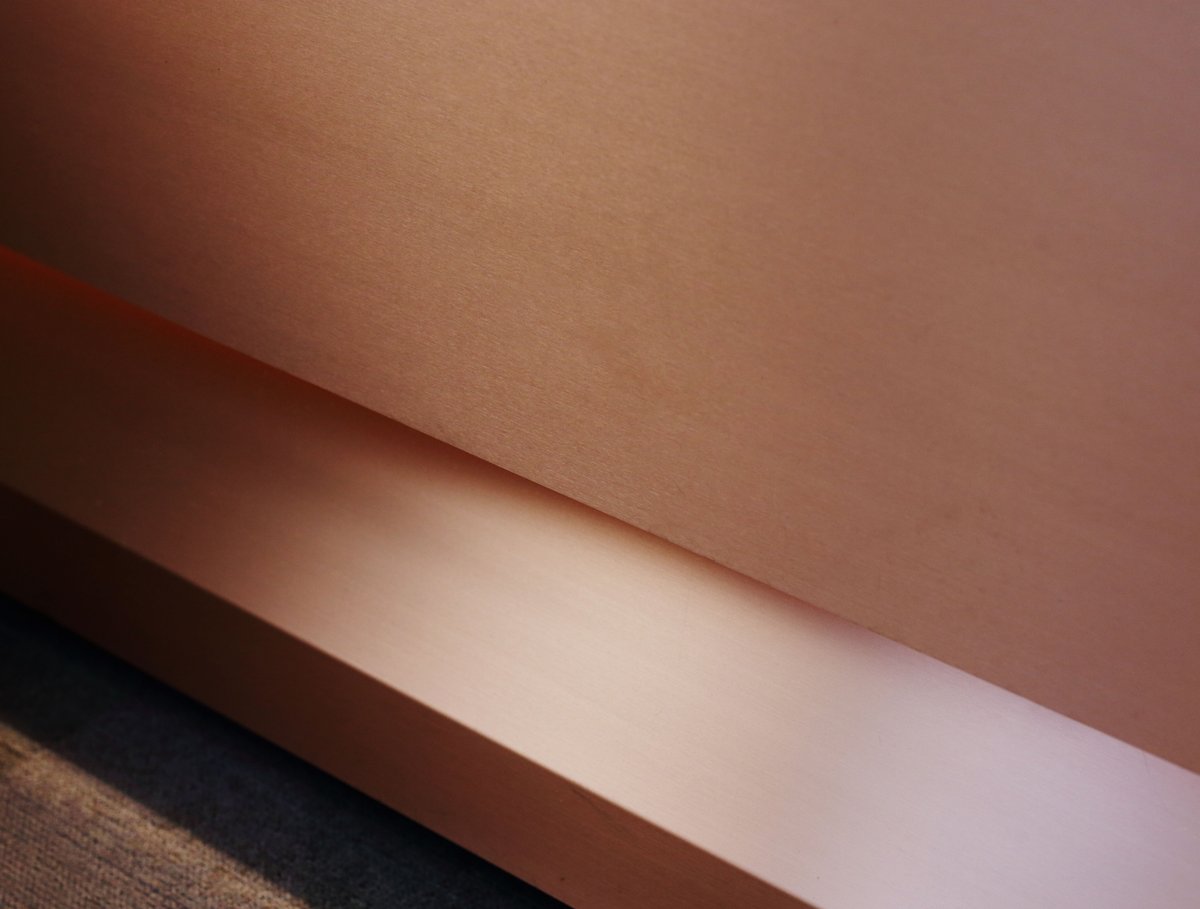 Detail shot of the light trough feature on the Blok desk. 

isomi.com/products/blok-…

#industrialaesthetic #copperfurniture #modularfurniture