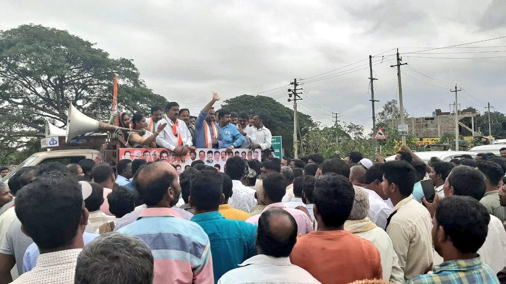 INCKalaburagi's tweet photo. ಹುಣಸೂರು ತಾಲ್ಲೂಕಿನ ಬನ್ನಿಕುಪ್ಪೆಯ ಸುತ್ತಮುತ್ತಲಿನ ಗ್ರಾಮಗಳು ಮತ್ತು ಹುಣಸೂರಿನ ಟೌನ್ ಭಾಗಗಳಲ್ಲಿ ಕಾಂಗ್ರೆಸ್ ಅಭ್ಯರ್ಥಿಯಾದ ಶ್ರೀ @HPManjunathINC ಪರ ಇಂದು ಮಾಜಿ ಸಚಿವರಾದ ಶ್ರೀ @PriyankKharge ಜೀ ಅವರು ಪ್ರಚಾರ ಕೈಗೊಂಡರು.

ರಾಜ್ಯದ ಜನತೆ ಅರ್ಹರನ್ನು ಬೆಂಬಲಿಸಿ,
ಅನರ್ಹರನ್ನು ಸೋಲಿಸುತ್ತಾರೆ ಎಂದು ನಂಬಿದ್ದೇನೆ ಎಂದರು. https://t.co/KmDrXXhF1s