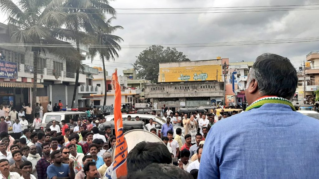 INCKalaburagi's tweet photo. ಹುಣಸೂರು ತಾಲ್ಲೂಕಿನ ಬನ್ನಿಕುಪ್ಪೆಯ ಸುತ್ತಮುತ್ತಲಿನ ಗ್ರಾಮಗಳು ಮತ್ತು ಹುಣಸೂರಿನ ಟೌನ್ ಭಾಗಗಳಲ್ಲಿ ಕಾಂಗ್ರೆಸ್ ಅಭ್ಯರ್ಥಿಯಾದ ಶ್ರೀ @HPManjunathINC ಪರ ಇಂದು ಮಾಜಿ ಸಚಿವರಾದ ಶ್ರೀ @PriyankKharge ಜೀ ಅವರು ಪ್ರಚಾರ ಕೈಗೊಂಡರು.

ರಾಜ್ಯದ ಜನತೆ ಅರ್ಹರನ್ನು ಬೆಂಬಲಿಸಿ,
ಅನರ್ಹರನ್ನು ಸೋಲಿಸುತ್ತಾರೆ ಎಂದು ನಂಬಿದ್ದೇನೆ ಎಂದರು. https://t.co/KmDrXXhF1s