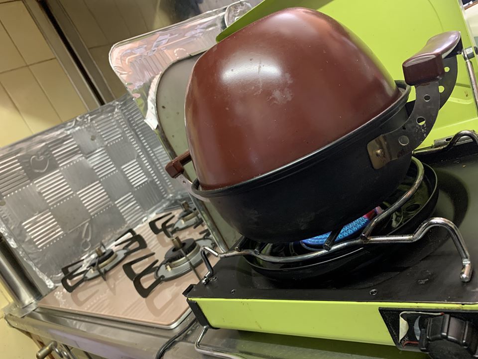 みやび 19徳川隊赤 久しぶりに燻製作ってみた んが なんかコンロのセンサーの誤作動 のせいで火が消える T T できないじゃん Ihは問題外だし そうだ カセットコンロがあった とゆーことで じゃじゃーーーん 完成