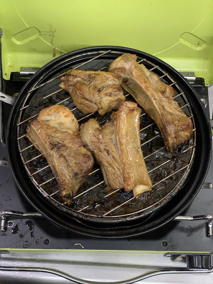 みやび 19徳川隊赤 久しぶりに燻製作ってみた んが なんかコンロのセンサーの誤作動 のせいで火が消える T T できないじゃん Ihは問題外だし そうだ カセットコンロがあった とゆーことで じゃじゃーーーん 完成