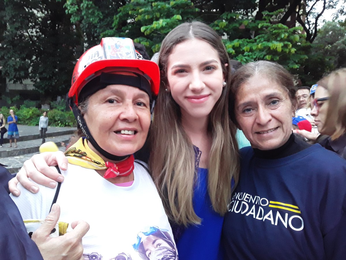 Soidruiz's tweet photo. Encuentro Ciudadano en el marco de su primer Aniversario con el eslogan fundamentado en la Defensa de los Derechos Humanos violados en la Constitucion @EnCiudadanoDDHH @EnCiudadanoCcs @EnCiudadanoEEUU @EnCiudadanoVzla @EnCiudadanoCbo @AsambleaVE https://t.co/OeldiMfFwa