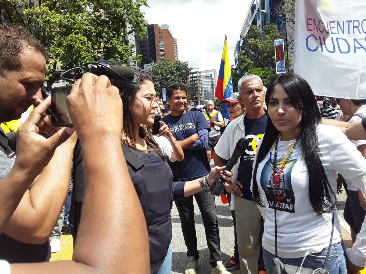 Soidruiz's tweet photo. Encuentro Ciudadano en el marco de su primer Aniversario con el eslogan fundamentado en la Defensa de los Derechos Humanos violados en la Constitucion @EnCiudadanoDDHH @EnCiudadanoCcs @EnCiudadanoEEUU @EnCiudadanoVzla @EnCiudadanoCbo @AsambleaVE https://t.co/OeldiMfFwa