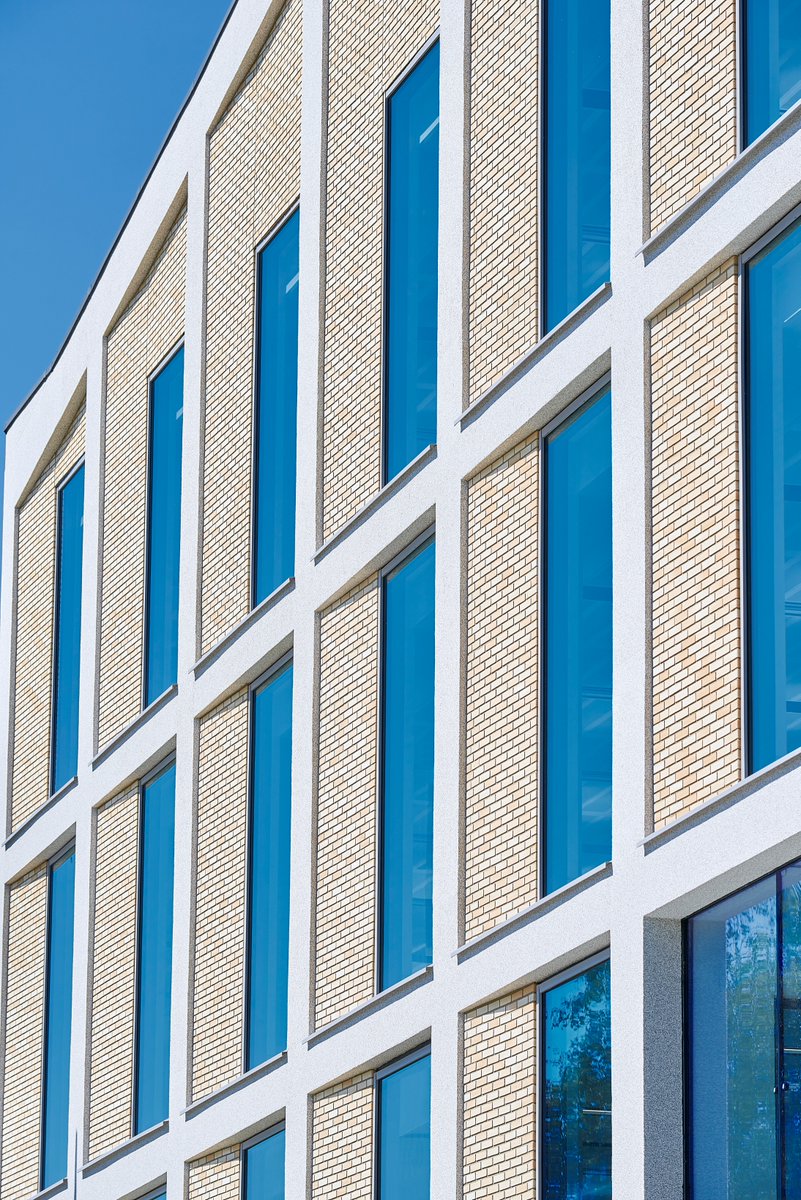 Lantern_MaidenH's tweet photo. So many windows! Smart, intelligent design allows light to flood in; shine bright this #MondayMorning! Find out more at https://t.co/MmLefJa2Ld #MondayMotivaton #Design #PositiveVibes #OfficeSpace @ArosArchitects @LSHtweets @Savills @knightfrank https://t.co/ySIbXvJlts