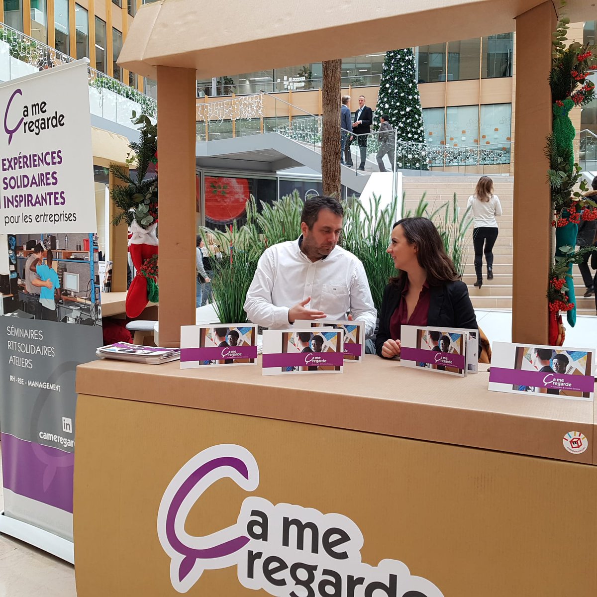 Ca_Me_Regarde's tweet photo. Le marché de l’engagement au cœur d’un immeuble @BNPParibas à Aubervilliers... Le concept : proposer aux collaborateurs de développer les actions de #volontariat. https://t.co/uxYKPgGlht