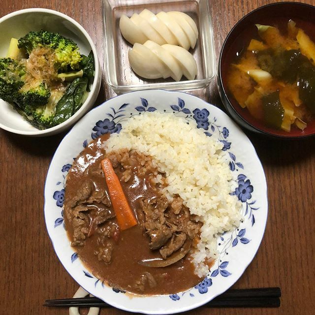 ぷぎゅ すぎやま文 たまぢまん 今日の晩御飯 ハヤシライス ブロッコリーおかか和え 蕪のぬか漬け キャベツとわかめの味噌汁 隠し味にハイカカオチョコ ハヤシライス 自家製ルウ 隠し味 Gohan おうちごはん Dinner 晩ご飯 T Co