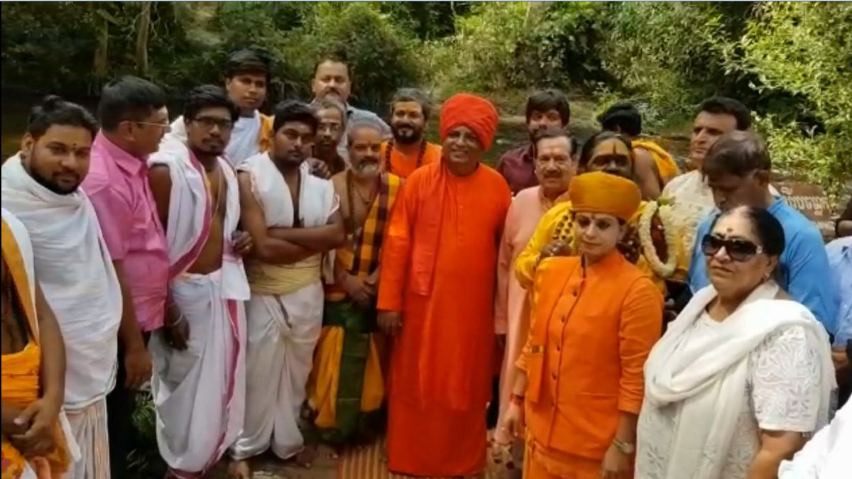 1008shivas's tweet photo. First time in 1000 years, 1008 Names of Shiva Association creates history by performing 1008 Shivlinga Abhishekam in Cambodia with blessings of Dr. Gurujee Kumaran Swami, Dr. Indresh Kumar and support of Cambodian Ministers. #srammram #1008shivas #sanatanadharma #5thdhamyatra2019 https://t.co/I4QSZAkoYc