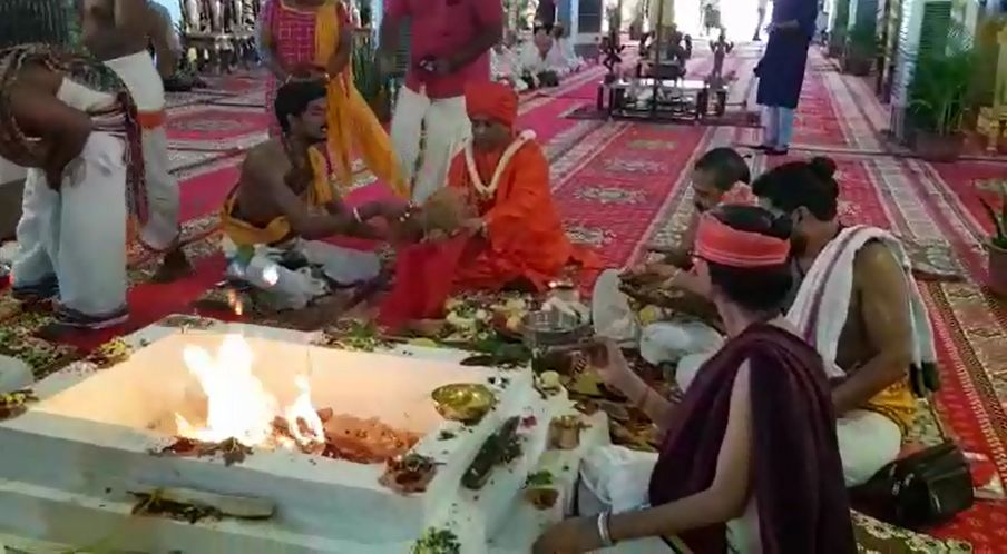 1008shivas's tweet photo. First time in 1000 years, 1008 Names of Shiva Association creates history by performing 1008 Shivlinga Abhishekam in Cambodia with blessings of Dr. Gurujee Kumaran Swami, Dr. Indresh Kumar and support of Cambodian Ministers. #srammram #1008shivas #sanatanadharma #5thdhamyatra2019 https://t.co/I4QSZAkoYc