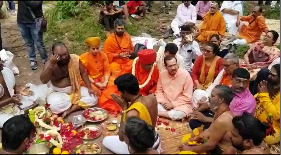 1008shivas's tweet photo. First time in 1000 years, 1008 Names of Shiva Association creates history by performing 1008 Shivlinga Abhishekam in Cambodia with blessings of Dr. Gurujee Kumaran Swami, Dr. Indresh Kumar and support of Cambodian Ministers. #srammram #1008shivas #sanatanadharma #5thdhamyatra2019 https://t.co/I4QSZAkoYc