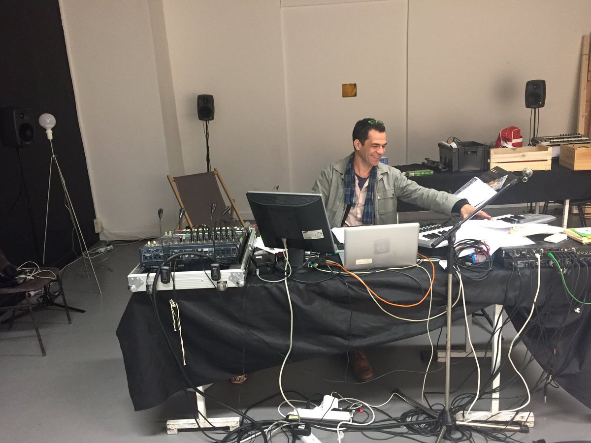 EnsembleFlashb1's tweet photo. En ce moment au #LaboFlashback, #ArnaudRomet est en résidence de création #Ganta3. Il présentera son travail lors de deux concerts, le 4 décembre à 20h @museuemporda et le 5 décembre à 19h30 à @acmcm66. Ce projet est soutenu par le #Département66. https://t.co/Wawhk0dznQ