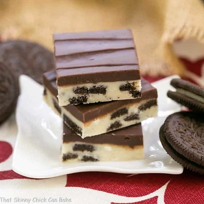 ThatSkinnyChick's tweet image. Oreo Double Decker Fudge! This easy fudge recipe combines white chocolate, dark chocolate, and Oreos for a triple dose of yumminess in every bite! PRINTABLE RECIPE---&amp;gt; thatskinnychickcanbake.com/double-decker-…