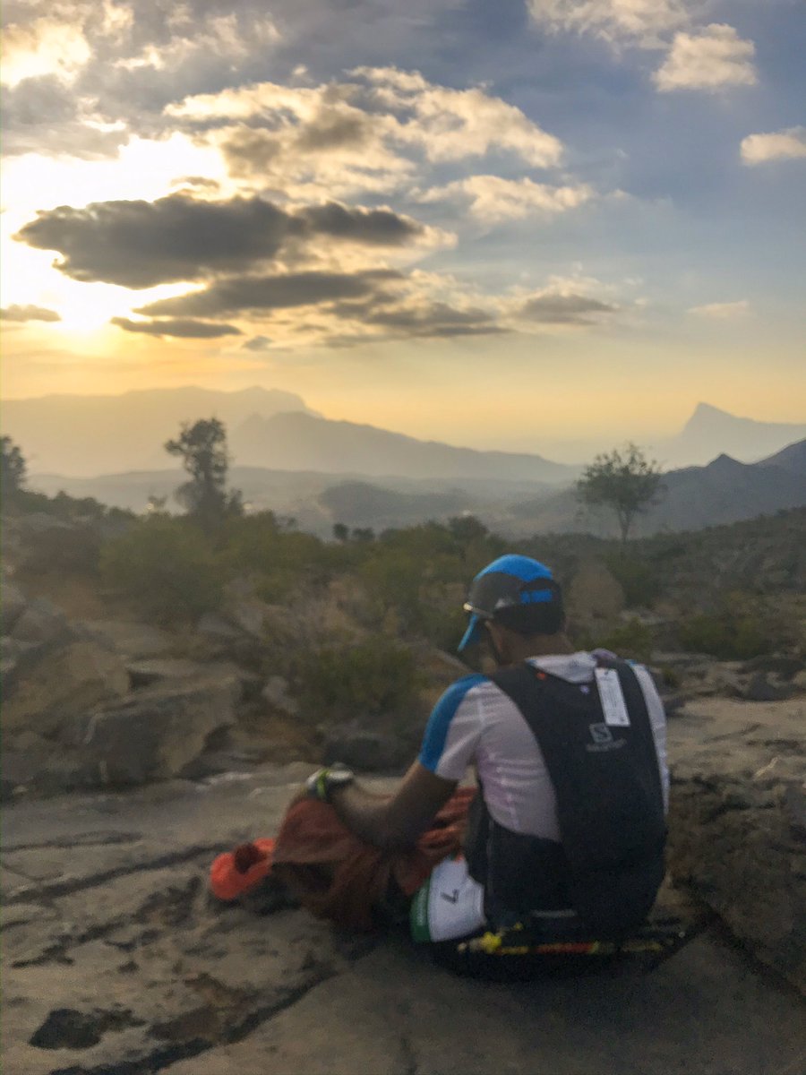 رغم شدة التعب والارهاق الجسدي والنفسي وتدارك الوقت فكل دقيقه محسوبة  وفي قمة جبل شمس قال هل يوجد ماء للوضوء اريد ان اصلي فقلت له تيمم فهيه رخصه من الله ،
الصديق حمدان الخاطري الحاصل على المركز الثاني عالميآ في اقوى السباقات واصعبها،
تحدي الجري الجبلي العالمي لفئة ١٧٠كلم