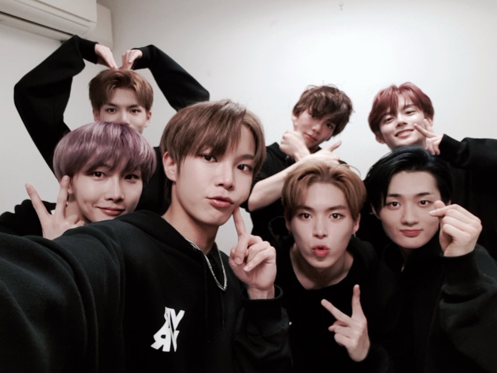 veriveryperu's tweet photo. @the_verivery_jp VERIVERY Japan 2nd Show ～Let's tag it～💡Todas las presentaciones han terminado, hasta la actuación en Tokio✨😘

Gracias a todos quienes nos apoyaron en el lugar y los que disfrutron el en vivo😆💕
Nos vemos en un futuro💜

#VERIVERY #Lets_tag_it https://t.co/Rgb51LfD1X