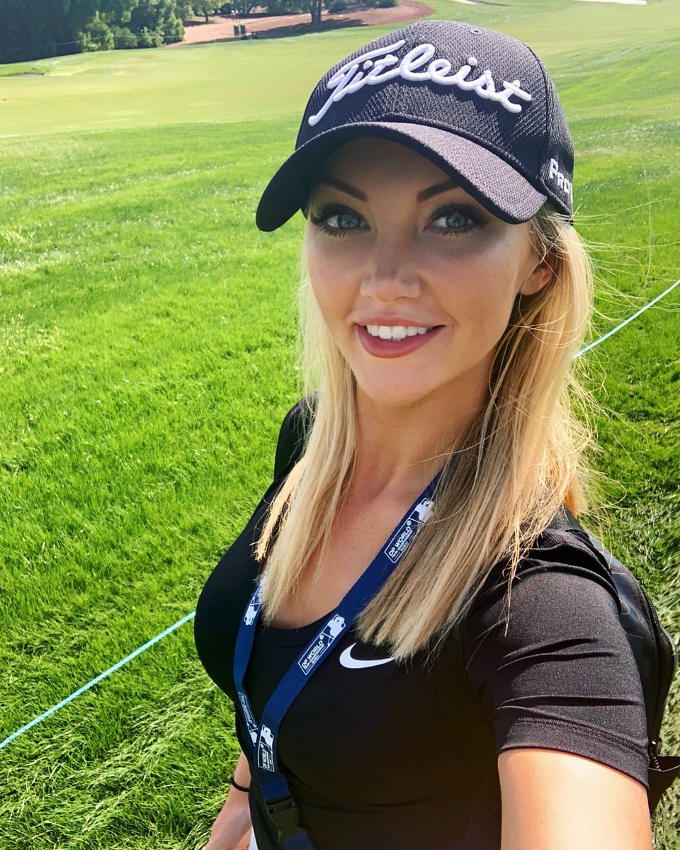 DrLeahTotton's tweet photo. 👀🏌🏻‍♂️☀️ 🤳🏻 #watchinggolf #selfie https://t.co/oAy2iJH0a1