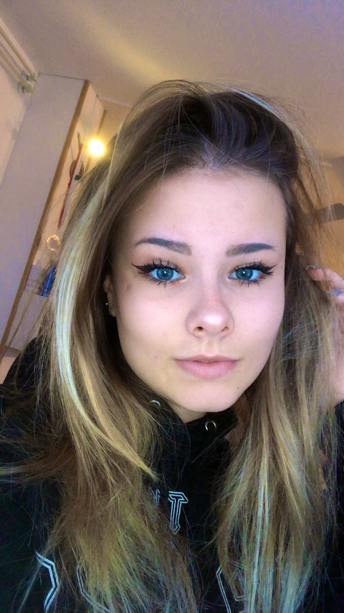 carlychloemaya's tweet photo. 🖤 #selfiefordaniel #smilefordaniel https://t.co/uoEVwUwulS