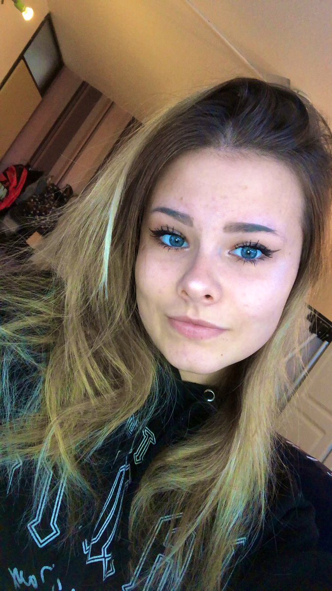 carlychloemaya's tweet photo. 🖤 #selfiefordaniel #smilefordaniel https://t.co/uoEVwUwulS
