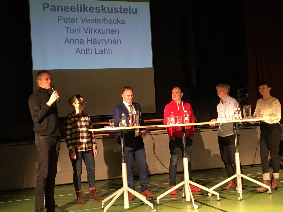 makela_sirkku's tweet photo. @pvesterbacka #ylpeys ja #tyytyväisyys voi olla vaarallisia olotiloja yrittäjälle. Pitää olla nälkä tehdä lisää ja ajatella, että paras on vasta edessäpäin. #tääonrohkeaa yrittäjyystapahtuma @Ruovesilukio ’ssa. #ruovesi #yrittäjät #nuoret https://t.co/n3DuEfGCFJ