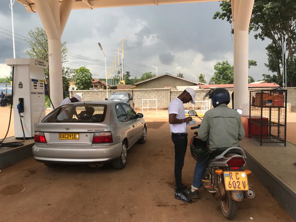 SPRwanda's tweet photo. Customers at SP Rusizi 2, SP Kanombe & SP Nyamirambo are already taking advantage of the #ShimiraXMas Bonanza!
Don’t be left out; Simply refuel for any amount at selected #SPStations for the chance to get a winning ticket for Fabulous Gifts this #FestiveSeason!
#SPRwanda #Xmas https://t.co/BVApdWY783