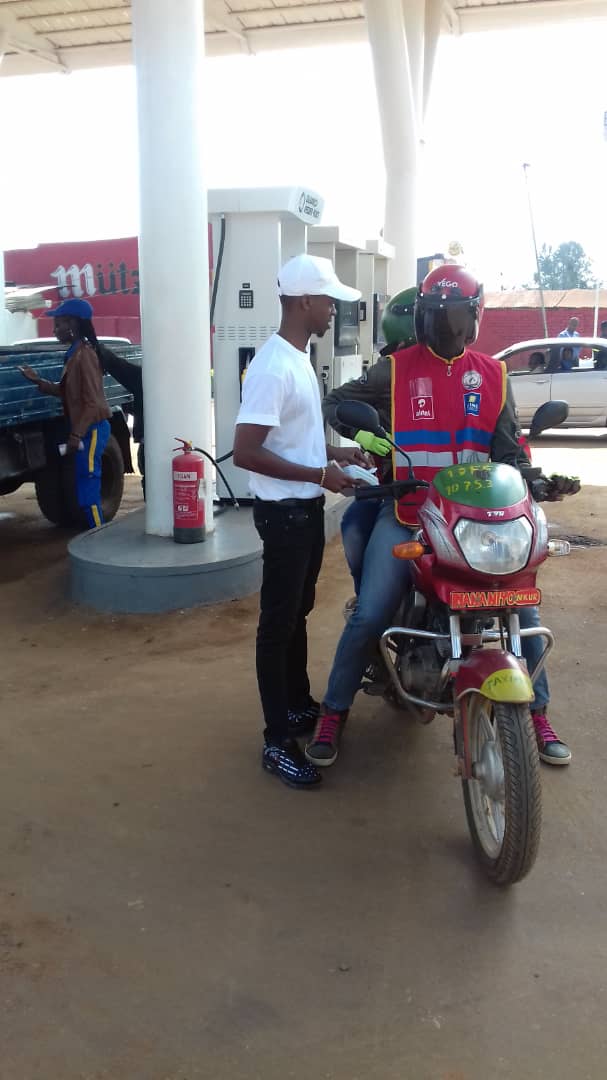 SPRwanda's tweet photo. Customers at SP Rusizi 2, SP Kanombe & SP Nyamirambo are already taking advantage of the #ShimiraXMas Bonanza!
Don’t be left out; Simply refuel for any amount at selected #SPStations for the chance to get a winning ticket for Fabulous Gifts this #FestiveSeason!
#SPRwanda #Xmas https://t.co/BVApdWY783