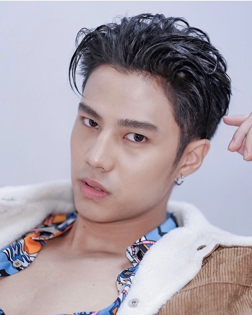 thitifanclub's tweet photo. รูปนึงก็ฟีลอ้อน รูปนึงก็หล่อ รูปนึงก็น้อน
งื้อออ #Powerแบงค์ จะละลายกันหมดเเล้ว🥰❤️
#BankThiti 
Cr. Ig @.tong_sutipat https://t.co/ooTQeLcEBz