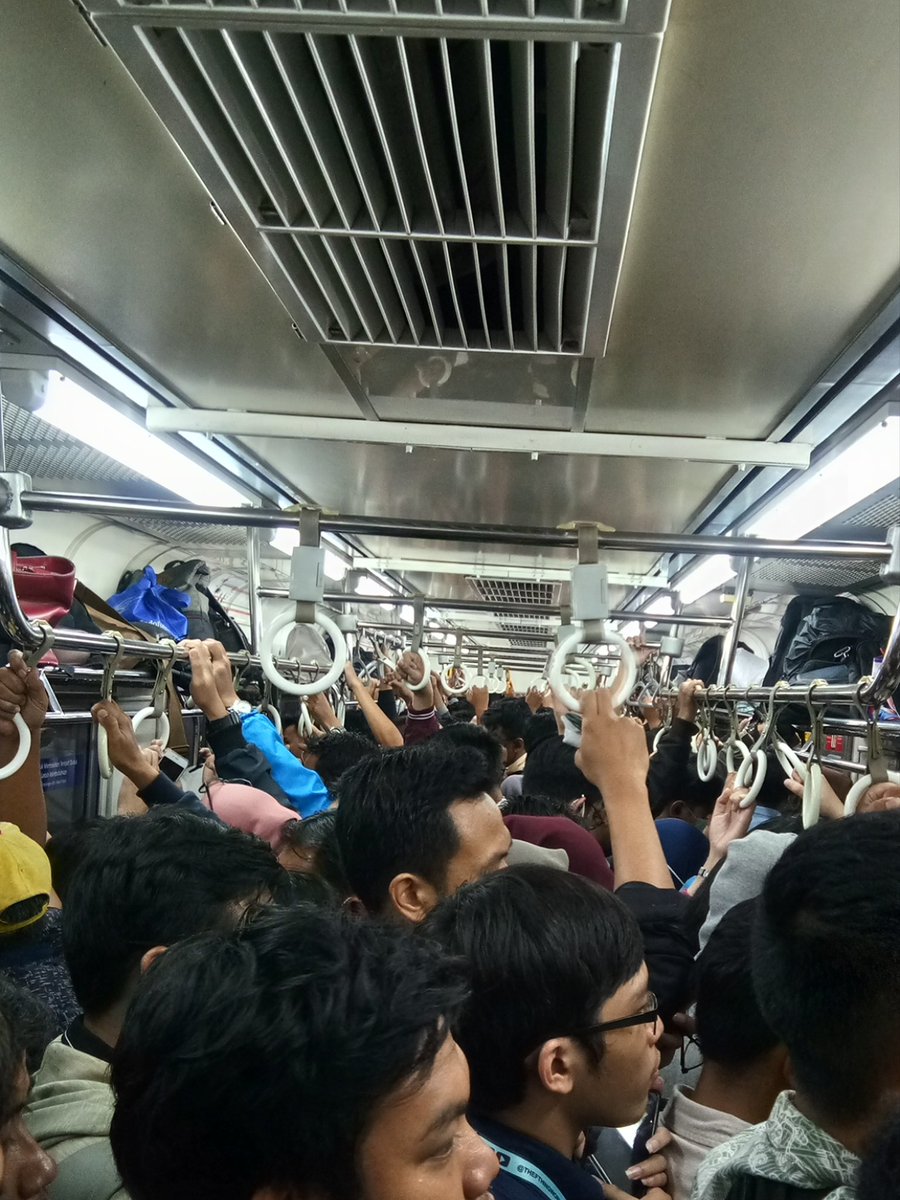 ibazss's tweet photo. Jadwal baru Commuterline: Di peak hour jam 6-7 cuma ada 2 kereta Jakarta ke Bekasi dari Gondangdia (GDD) 18.20 trs ada lagi stengah jam kemudian.. Curiga ini mau ada pengurangan populasi Bekasi secara perlahan apa gimana.. https://t.co/vrbJFz8t8R