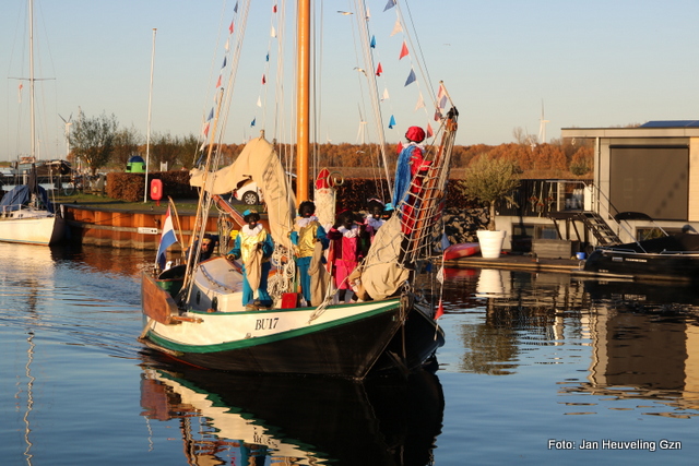 JanHeuvelingGzn's tweet photo. Sinterklaas kwam met zijn Pieten naar 't gezellige #Maatjeshuis van WSV de #Eendracht
Sint had dit keer gekozen om met de prachtige #schuit, de #Hoogaars #BU17 van Evert Puup, te komen! Dat is weer eens wat anders dan met de #stoomboot.
Meer op https://t.co/odtxRbl7HF https://t.co/7pd6byWE06