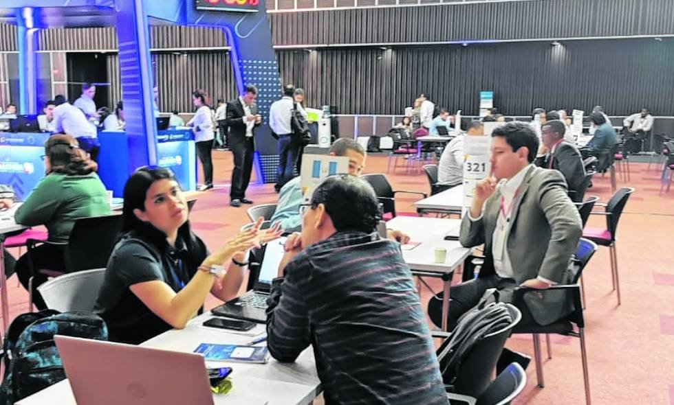 camaracali's tweet photo. #Noticia | De aquí al finalizar el año, se estarían concretando US$2 millones en ventas y la expectativa es que se materialicen para 2020 otros negocios hasta por US$42 millones, de las conversaciones iniciadas en #Softic2019 en Cali. Vía @elpaiscali 👉 https://t.co/kS1Uf1idoi https://t.co/8Wp0zsGstU