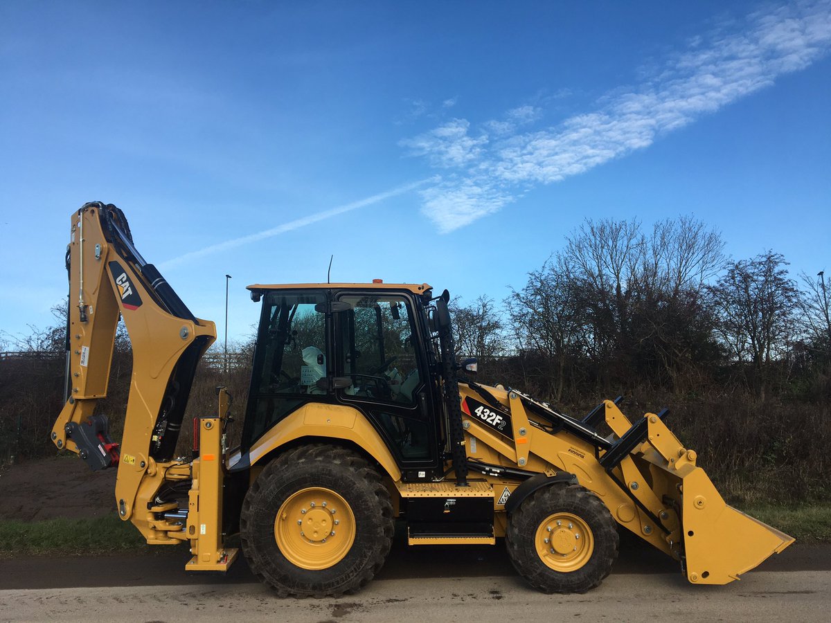 DanfinningCAT's tweet photo. #newmachinemonday On site in North Yorkshire handing over this fantastic looking new CAT 432F2. A big thank you to Rob and the team at Collier plant hire👍🏻 #cat #caterpillar #builtforit #plant #planthire #yorkshire #bluesky #backhoe https://t.co/3p7KfwwHII