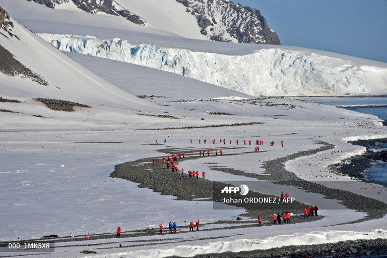 In Antarctica, tourists swim among penguins #AFP 
u.afp.com/J97G
📷 <a href="/johanordonez/">Johan Ordóñez</a>