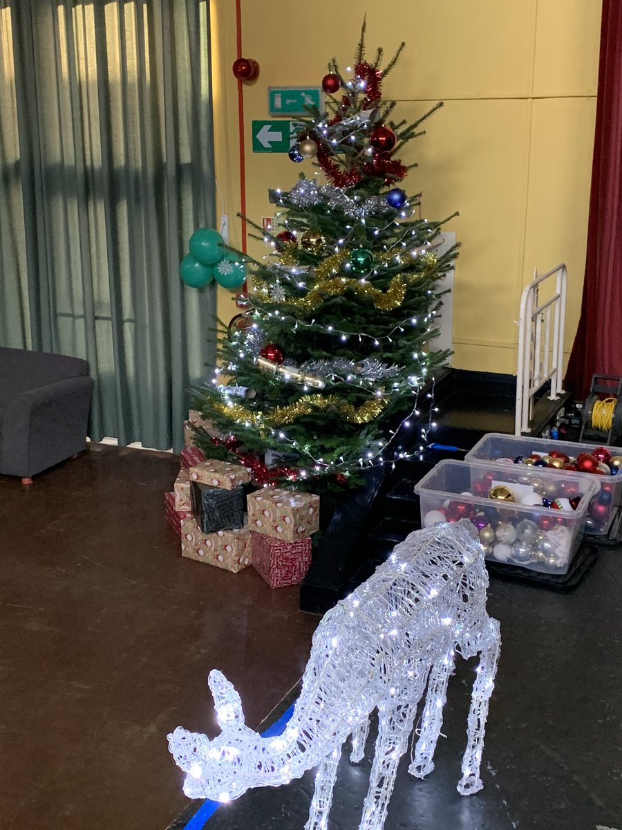 chrisdysonHT's tweet image. Are we ready for XMAS? In 15 minutes @ParklandsLeeds proudly switch on our lights to mark the start of #Xmas .... 2 20 foot XMAS trees, Elves , love and singing .... more to follow from the live show #LoveXMas
